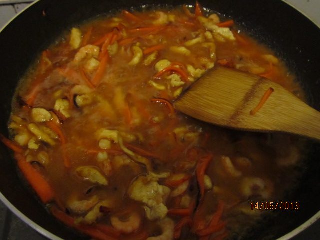 鸡肉虾仁炒意粉步骤13