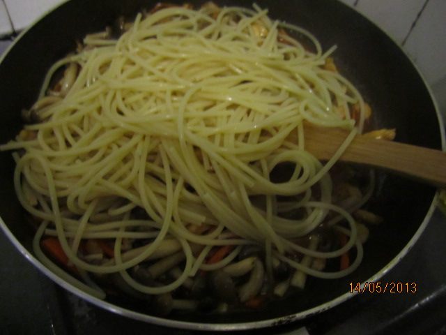 鸡肉虾仁炒意粉步骤15