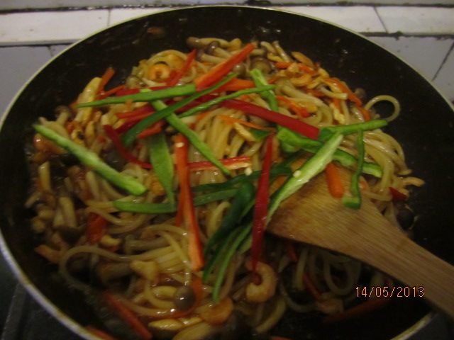 鸡肉虾仁炒意粉步骤16