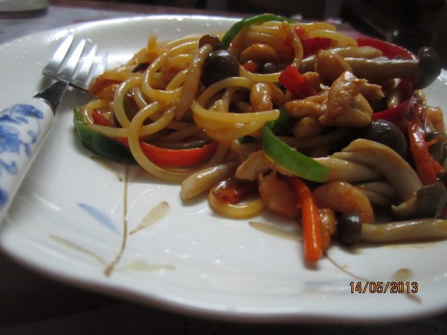 鸡肉虾仁炒意粉步骤17