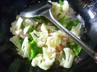 灯椒虾仁炒花菜步骤9