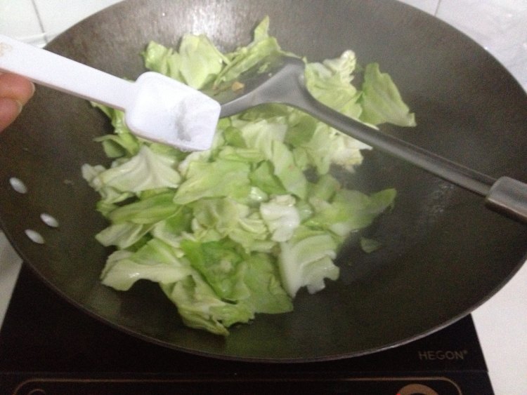 手撕虾仁包菜步骤6