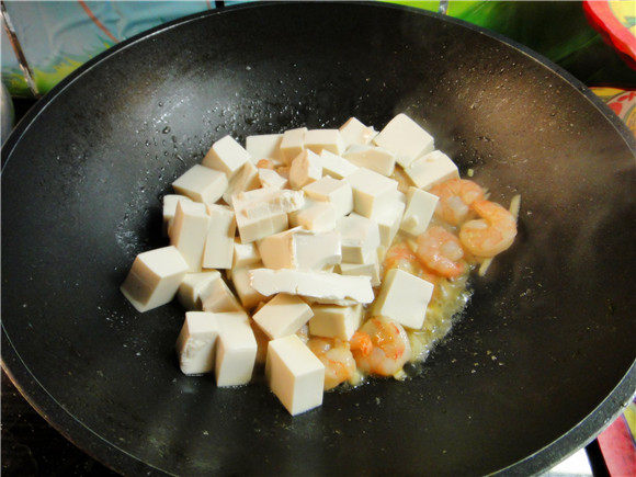 虾仁滑豆腐步骤6