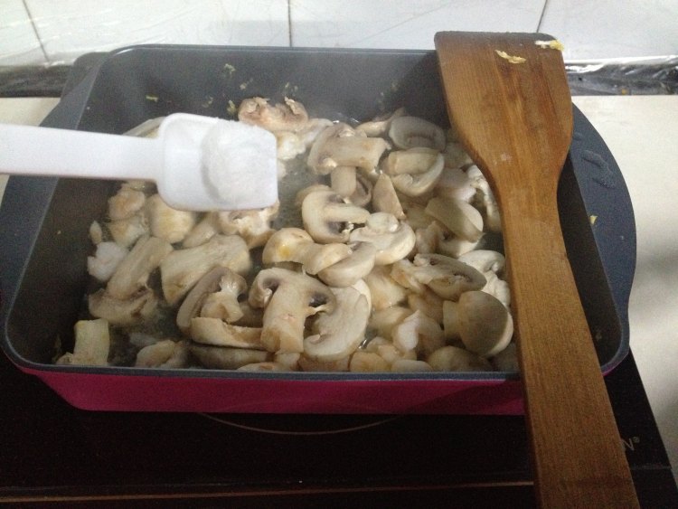 口蘑虾仁炒鸡蛋步骤8