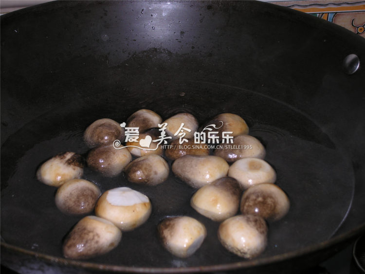 草菇炒虾仁步骤2