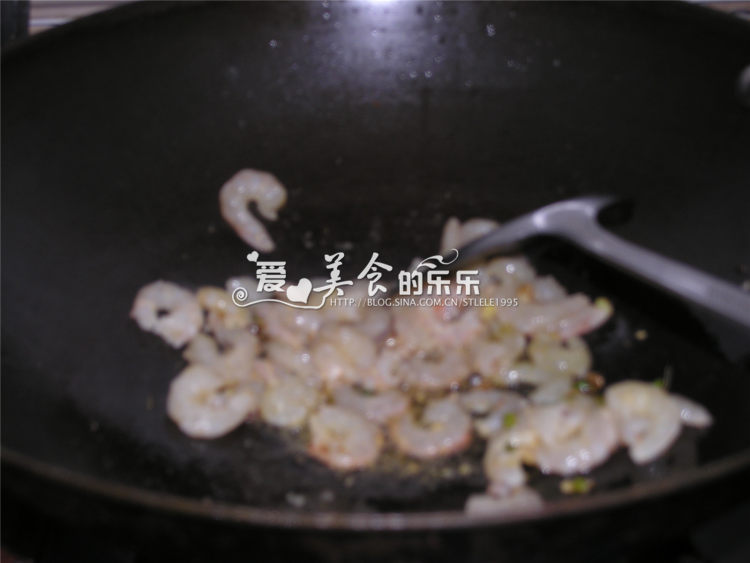 草菇炒虾仁步骤6