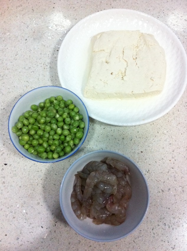 青豆虾仁烩豆腐步骤1