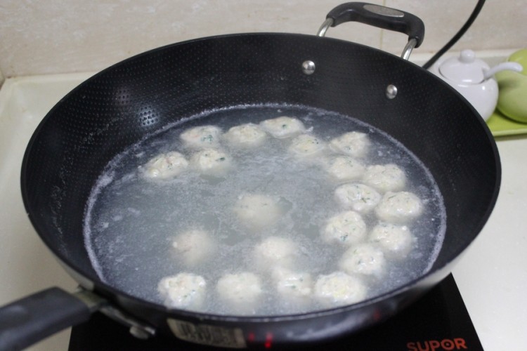 白菜肉丸粉丝汤步骤3
