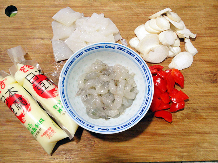 墨鱼虾仁烧日本豆腐步骤1