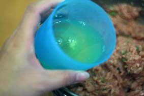 家常油炸丸子步骤9