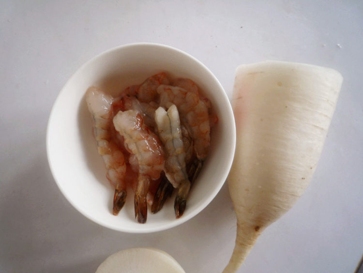 鲜虾粉丝萝卜汤步骤1