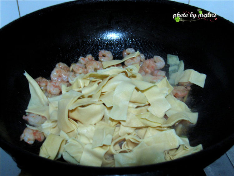 豆皮炒虾仁步骤7