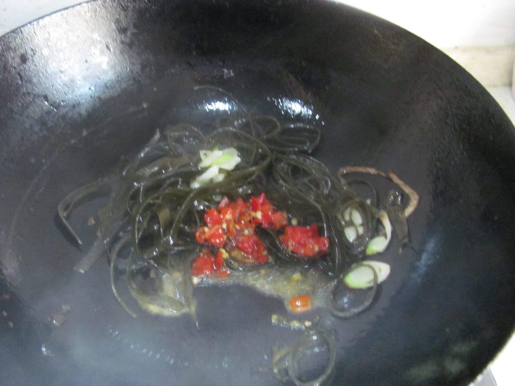 虾仁炒海带步骤5