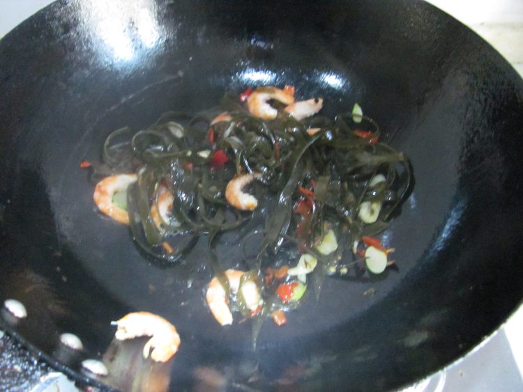 虾仁炒海带步骤6