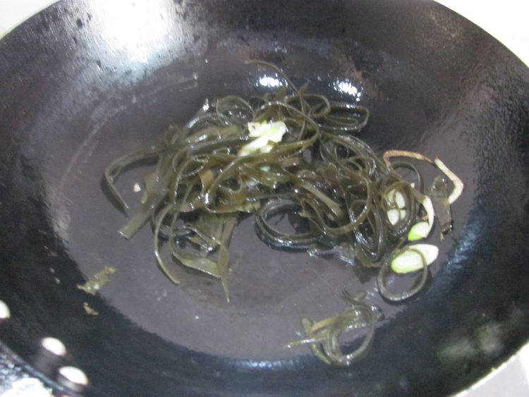虾仁炒海带步骤4