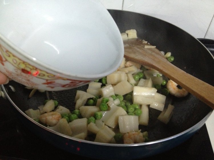 藕丁豌豆炒虾仁步骤10