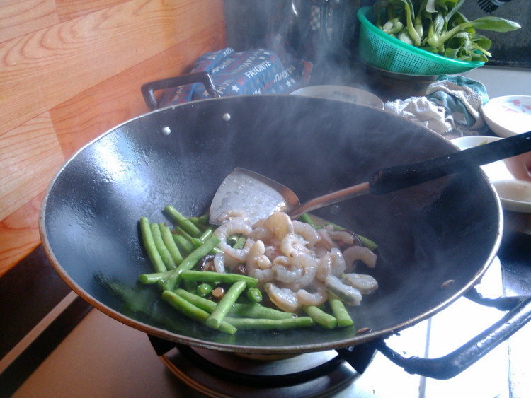 香菇虾仁炒四季豆步骤5