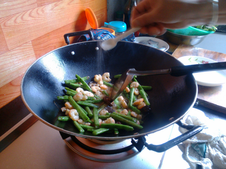 香菇虾仁炒四季豆步骤7