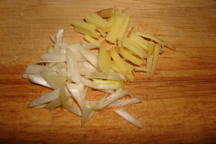 玻璃虾仁芹菜步骤1