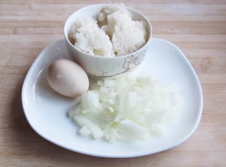 虾仁洋葱炒饭步骤1