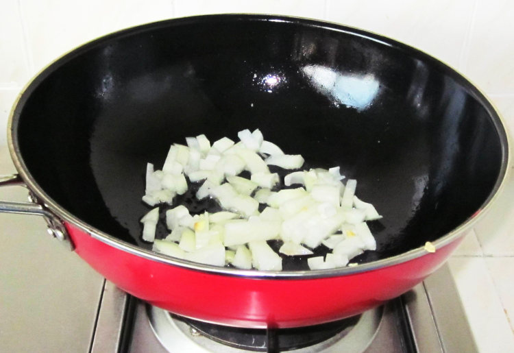 虾仁洋葱炒饭步骤5
