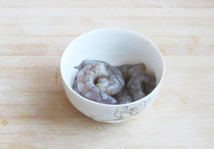 虾仁洋葱炒饭步骤2