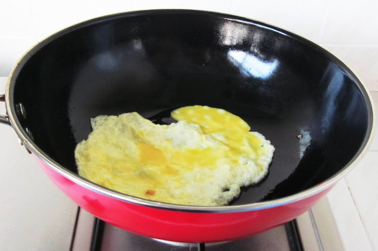 虾仁洋葱炒饭步骤4