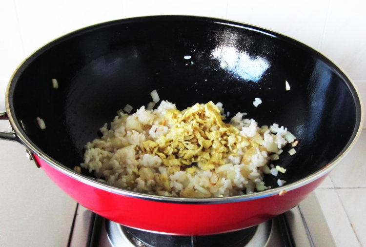 虾仁洋葱炒饭步骤7
