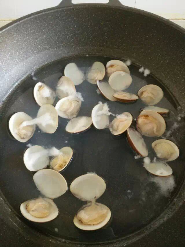 鲜蛤海参汤步骤2
