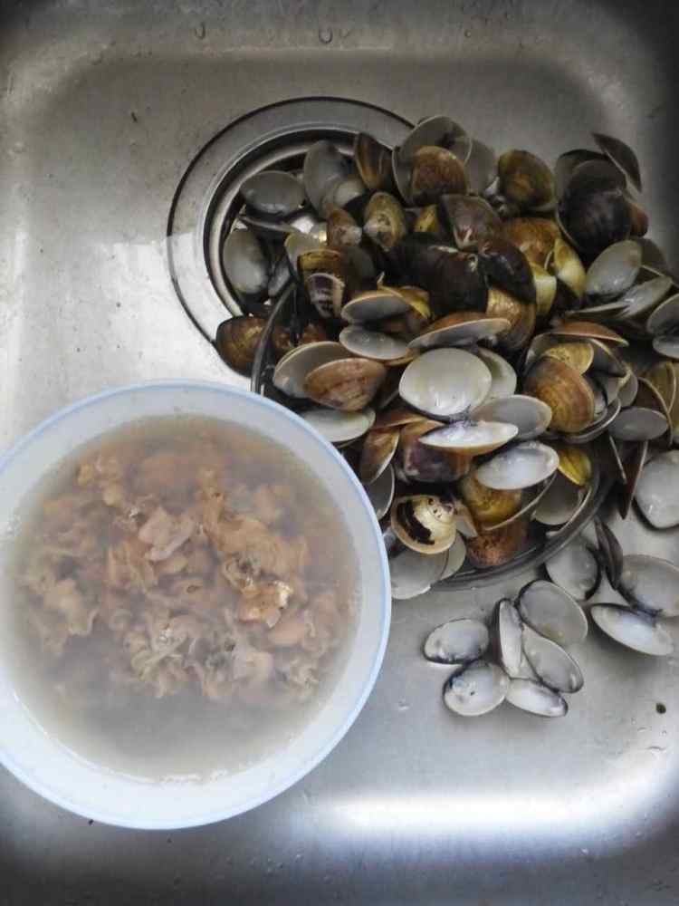 文蛤肉炒鸡蛋步骤1