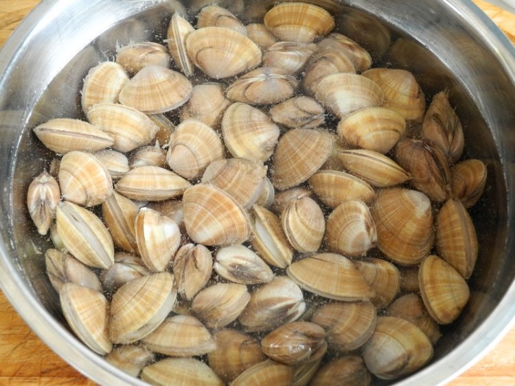 铁锅蛤蜊步骤1