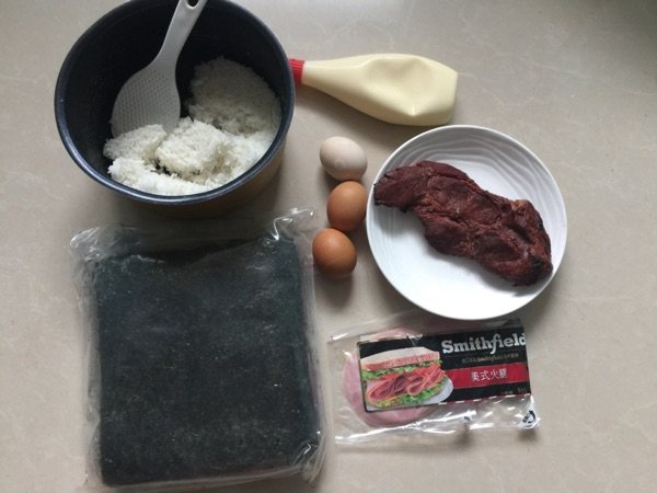肉松咸蛋黄和火腿培根步骤1