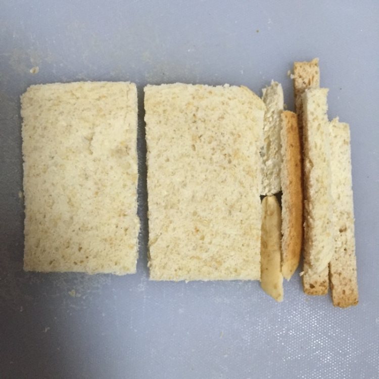 吐司火腿紫菜卷步骤2