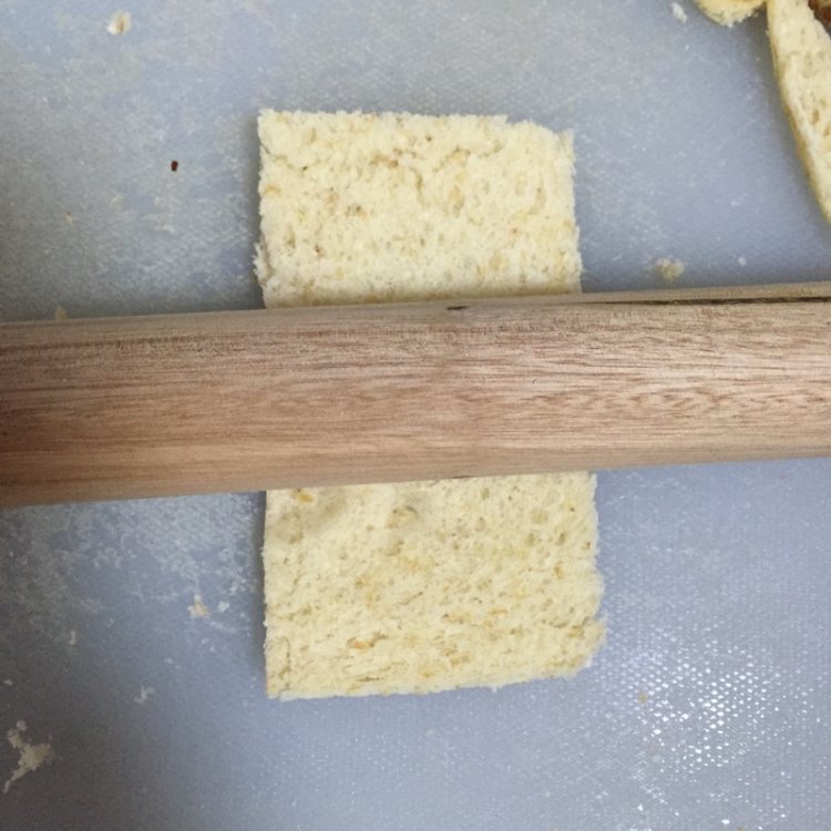 吐司火腿紫菜卷步骤3