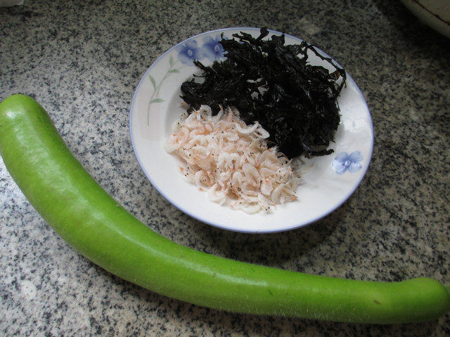 紫菜虾皮煮长瓜步骤1