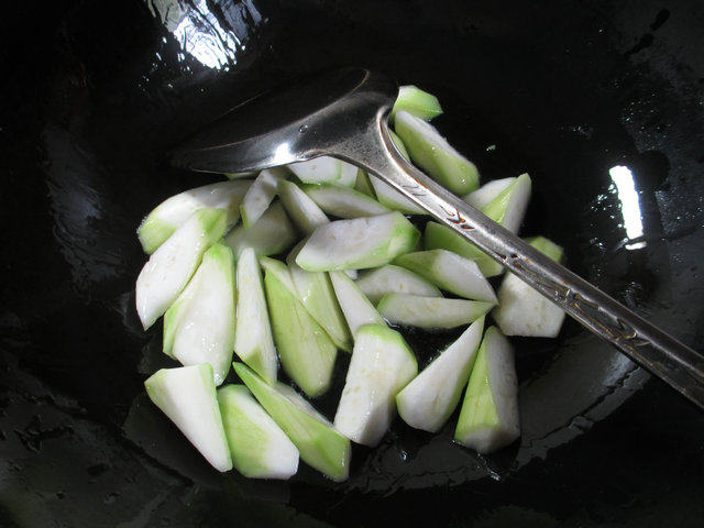 紫菜虾皮煮长瓜步骤4
