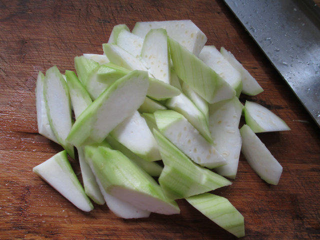 紫菜虾皮煮长瓜步骤3