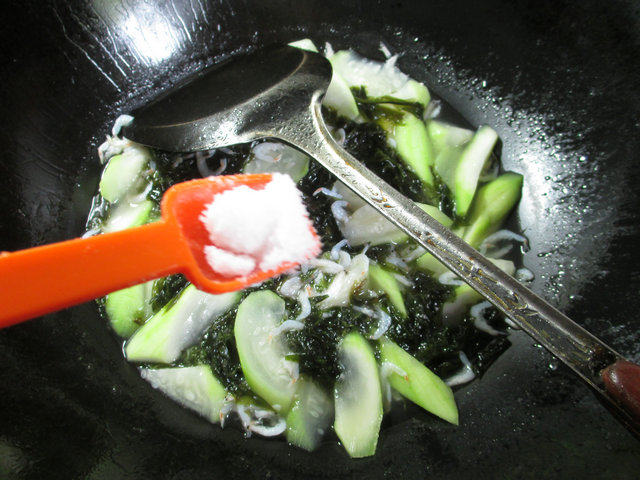 紫菜虾皮煮长瓜步骤7