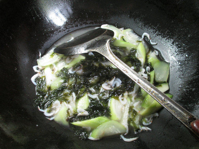 紫菜虾皮煮长瓜步骤8