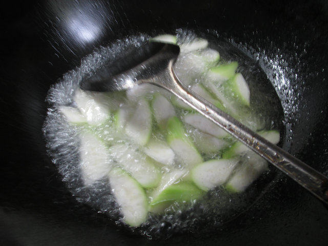 紫菜虾皮煮长瓜步骤5