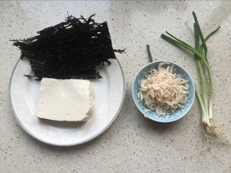 紫菜虾皮豆腐汤步骤1