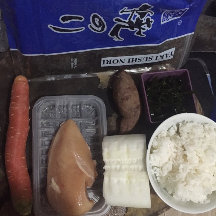 彩色泡菜鸡胸寿司步骤1