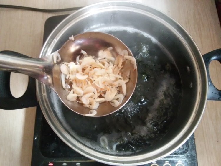 紫菜虾米蛋花汤步骤4