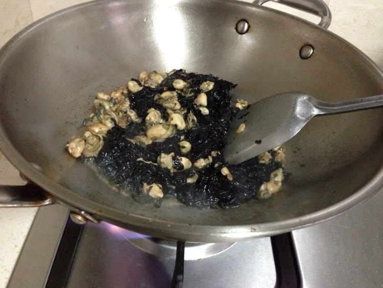 海蛎炒紫菜步骤6