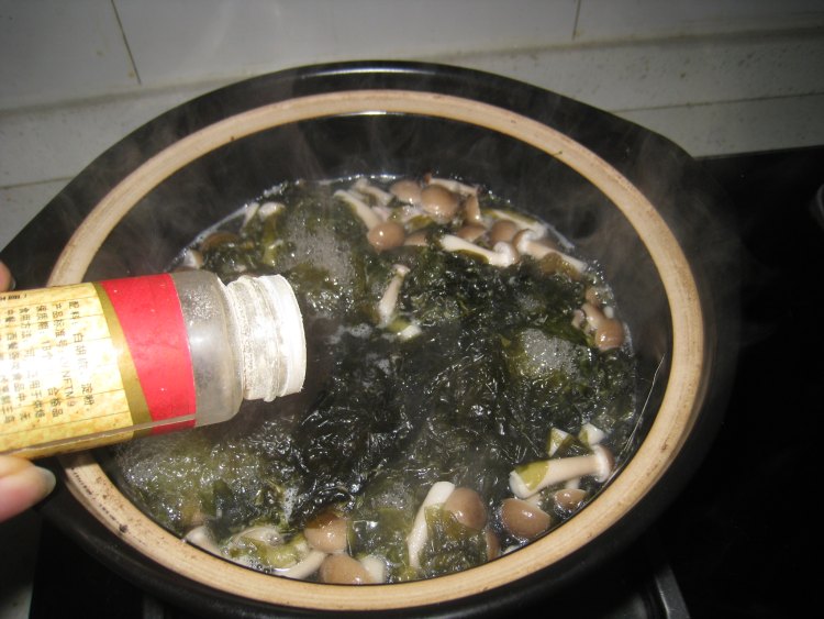 蟹味菇紫菜肉片汤步骤8