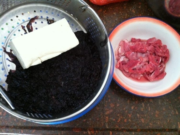 紫菜豆腐肉片汤步骤1
