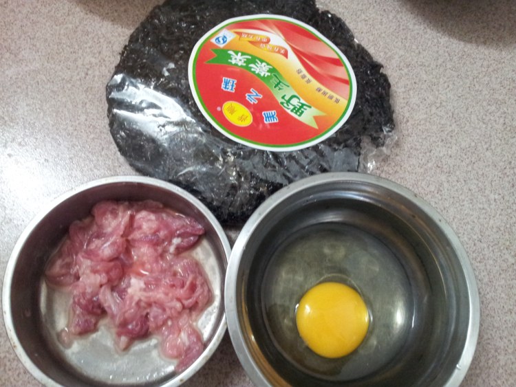 紫菜肉丝鸡蛋汤步骤1