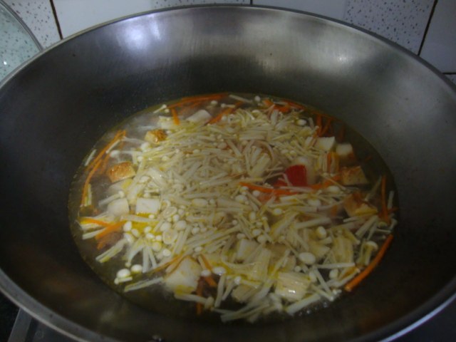 金针菇紫菜海鲜丸子汤步骤6