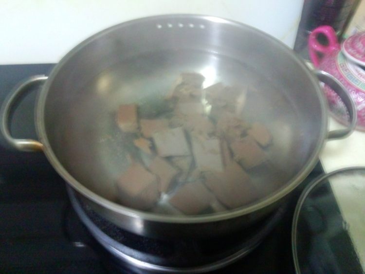 酸辣猪红紫菜汤步骤2
