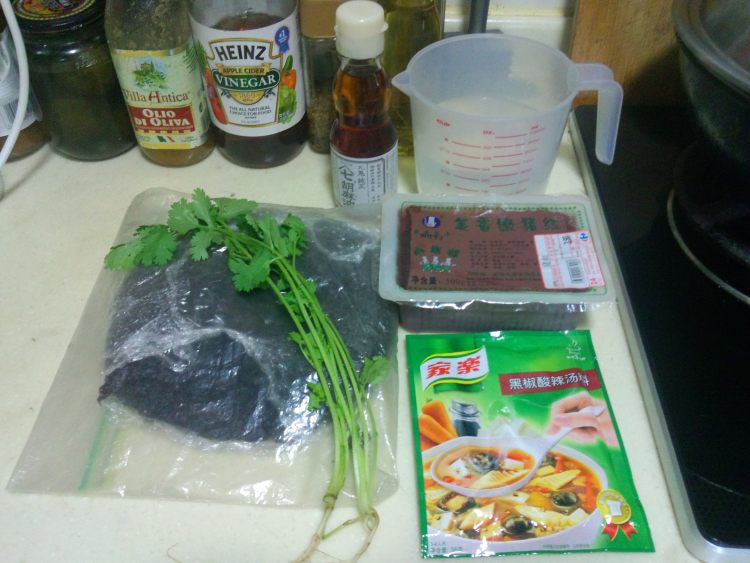 酸辣猪红紫菜汤步骤1
